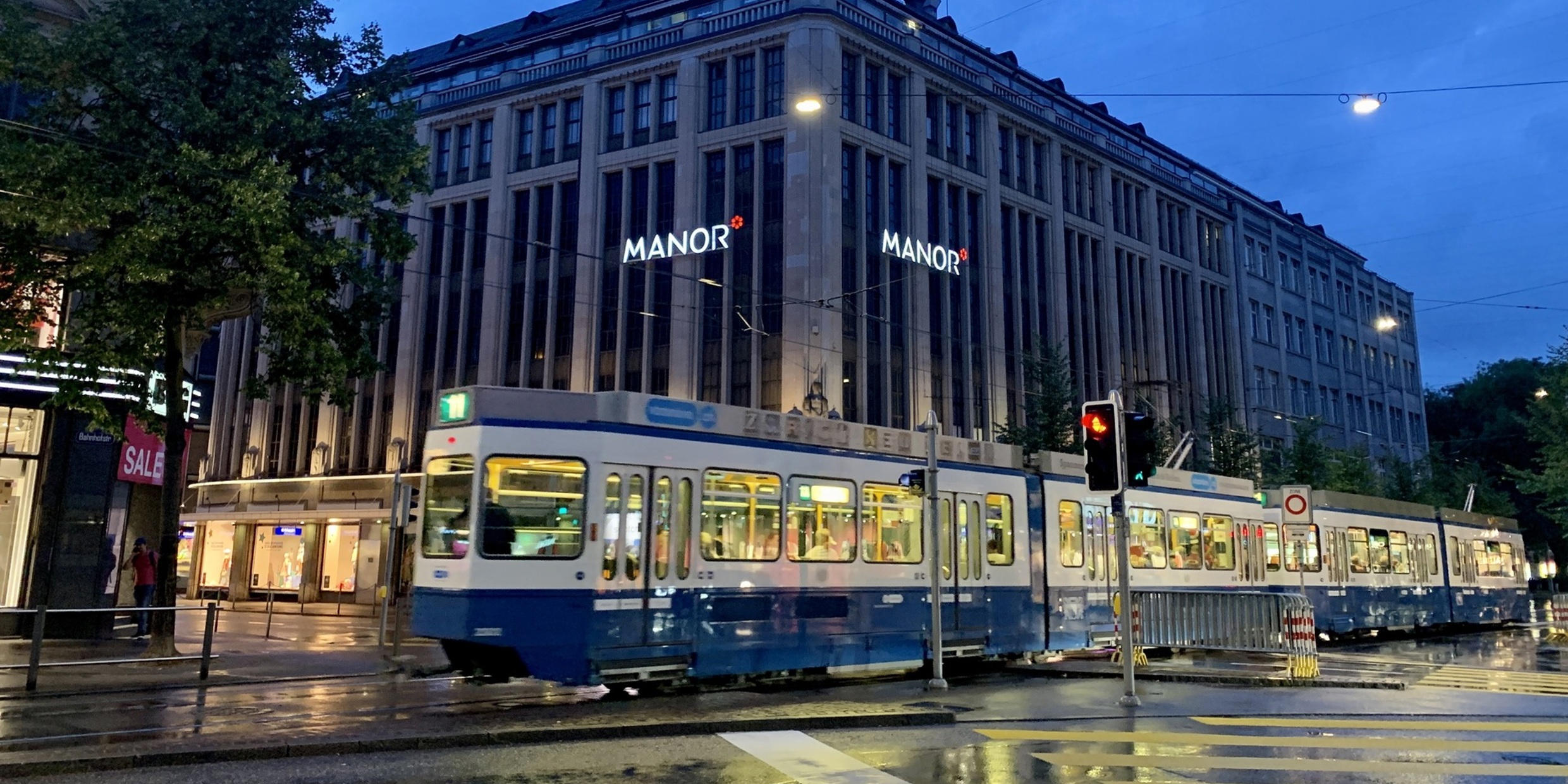 VBZ Tram vor dem Manor in Zuerich, copyright des Fotos Ank Kumar